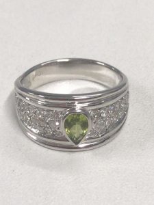 カラーストーンのペリドットとダイヤモンド付き指輪の高価買取